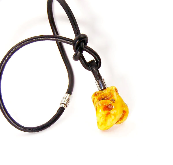 Amber Pendant with Knot Short